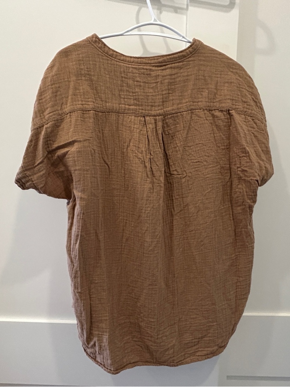 Quince organic cotton gauze rolled sleeve button top in brown/tan Large - Picture 4 of 4